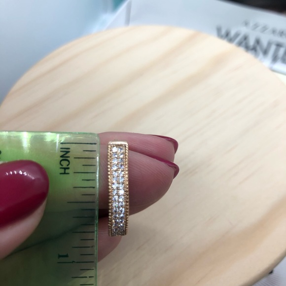 🌟 Gold Hoop Earrings - Picture 5 of 5